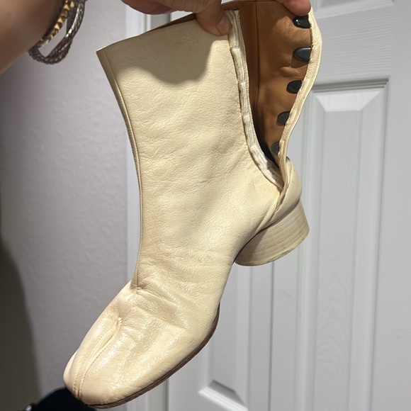 Margiela Tabi Women's Cream Ankle Boots - Picture 8 of 10